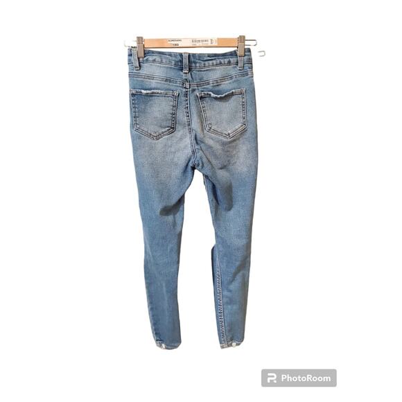 No Boundaries Juniors Jeans 3 Mid Rise Skinny Button Fly Distressed Blue Denim - Picture 3 of 3